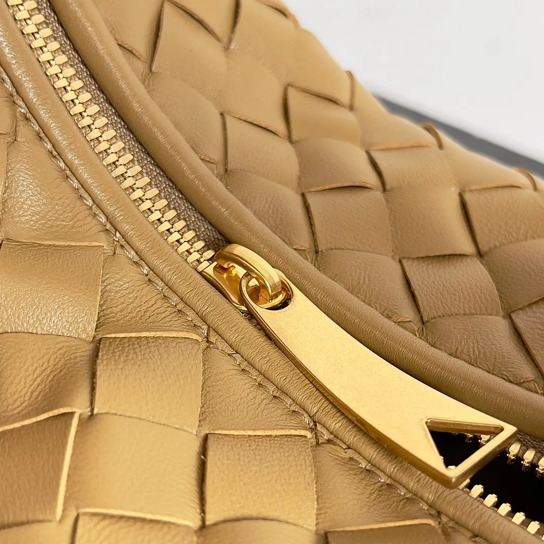 Batch 1120 Bottega veneta͙.——The latest braided and knotted hobo🔥 The top-grade lambskin leather is very soft, the bag shape is unique, practical and durable. It retains the traditional weaving elements while being a bit more flamboyant ~ Made of hand-woven sheepskin, zipper opening and closing, curved seamless structure, effortless to match. Highly recommended⚠️⚠️⚠️ The highest-end in the market🌈 Welcome to compare [Factory equipped with full package] size: 23x15x5cm.   Model: 651876